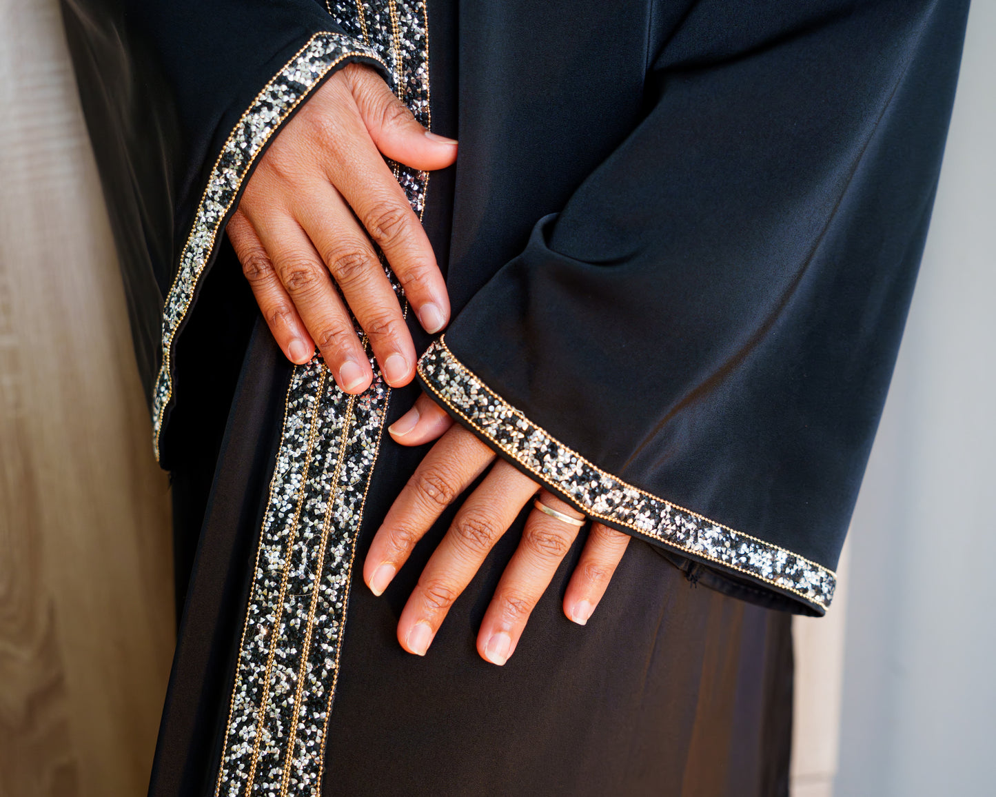 Abaya noir en satin épais et sequins